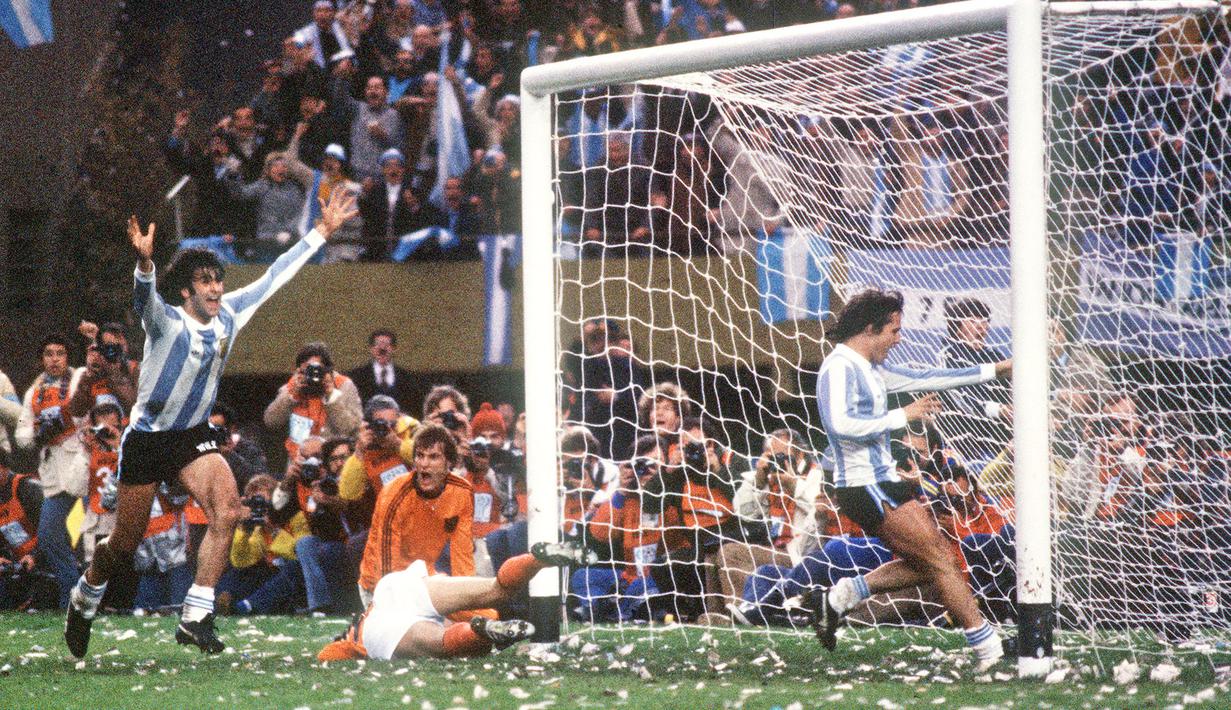 Mario Kempes merupakan seorang legenda Timnas Argentina. Striker brilian itu pernah memperkuat Tim Tango di Piala Dunia pada edisi 1974, 1978, dan 1982. (Photo by Files/AFP)