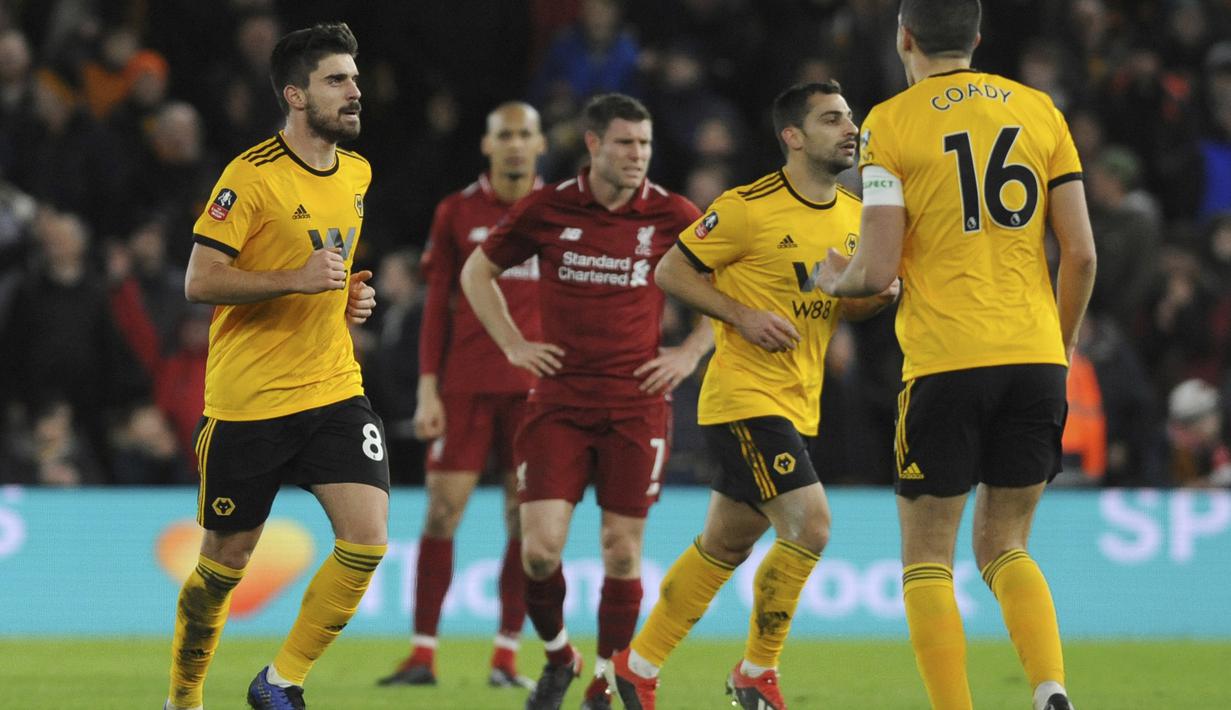 Pemain Wolverhampton Wanderers, Ruben Neves, melakukan selebrasi usai mencetak gol ke gawang Liverpool pada laga Piala FA di Stadion Molineux, Senin (7/1). Liverpool takluk 1-2 dari Wolverhampton Wanderers. (AP/Rui Vieira)