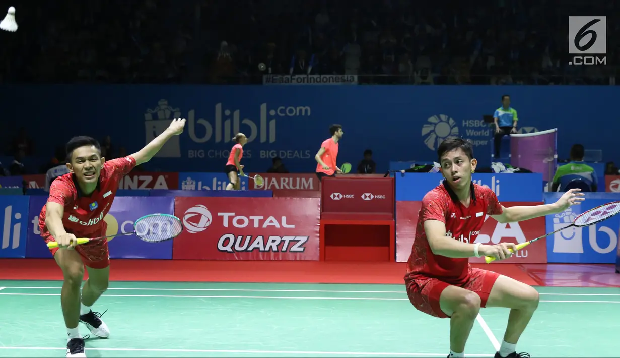 Ganda putra Indonesia, Fajar Alfian/M Rian Ardianto mengejar kok saat melawan Takeshi Kamura/Keigo Sonoda (Jepang) pada 32 besar Indonesia Open 2018, Istora GBK, Jakarta, Rabu (4/7). Fajar/Rian unggul 21-18, 14-21, 21-18. (Liputan6.com/Helmi Fithriansyah)