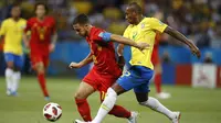 Gelandang Belgia, Eden Hazard, berusaha melewati gelandang Brasil, Fernandinho, pada laga perempat final Piala Dunia di Kazan Arena, Kazan, Jumat (6/7/2018). Belgia menang 2-1 atas Brasil. (AP/Francisco Seco)