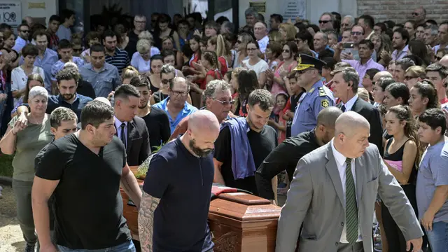 FOTO: Suasana Duka Menyambut Kedatangan Jenazah Emiliano Sala