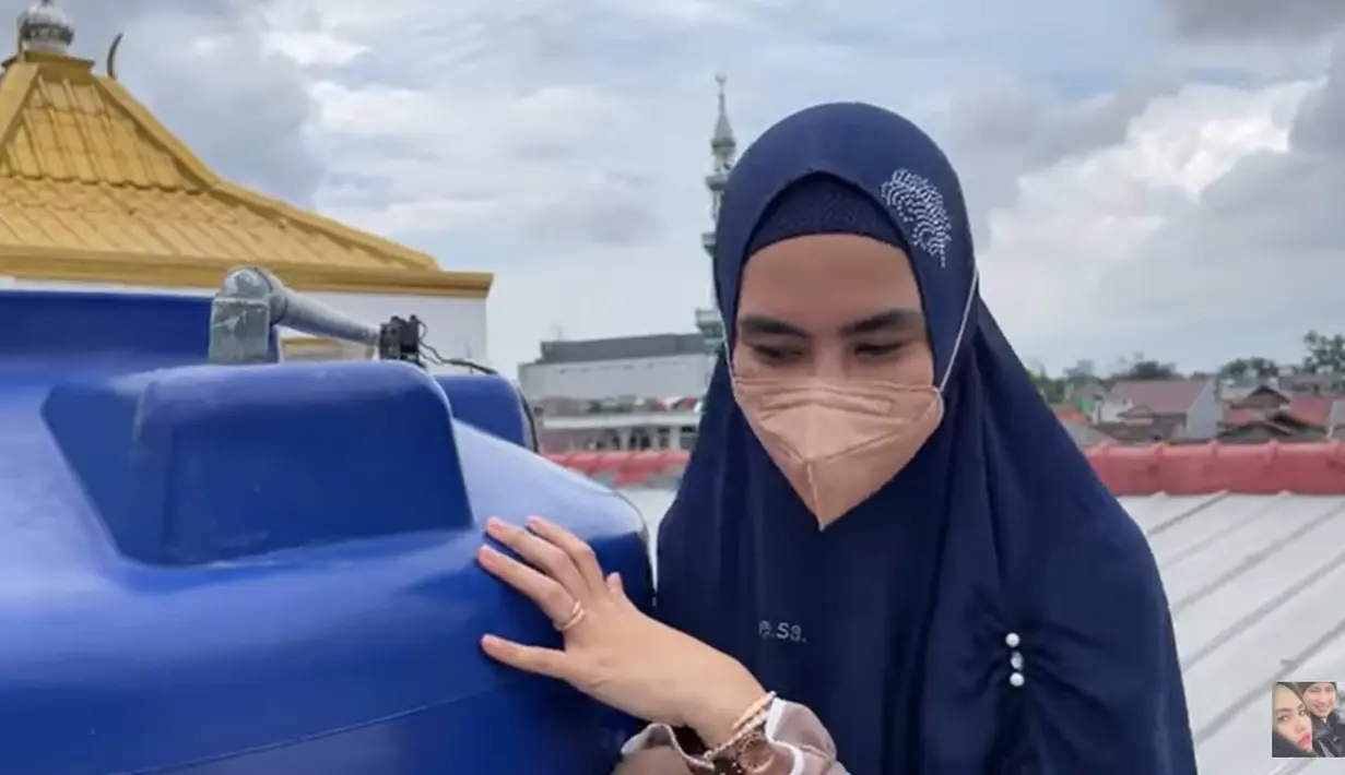 Karput juga menunjukkan tempat yang biasa digunakan untuk sembunyi saat ngambek. Yaitu disamping toren atau tampungan air. Bahkan, ia mengaku sempat membuat bingung keluarganya karena sembunyi di rumah sebelahnya (dulu nyambung) hingga mamanya lapor polisi. [YouTube/Kartika Putri Official]