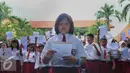 Seorang siswi memimpin membacakan surat untuk Presiden RI. Joko Widodo di SDN Sukasari 4 Kota Tangerang, Selasa, (29/16). Isi Surat tersebut meminta kepada Jokowi agar prihatin dengan keberadaan generasi muda Indonesia. (Liputan6.com/Faisal R Syam)