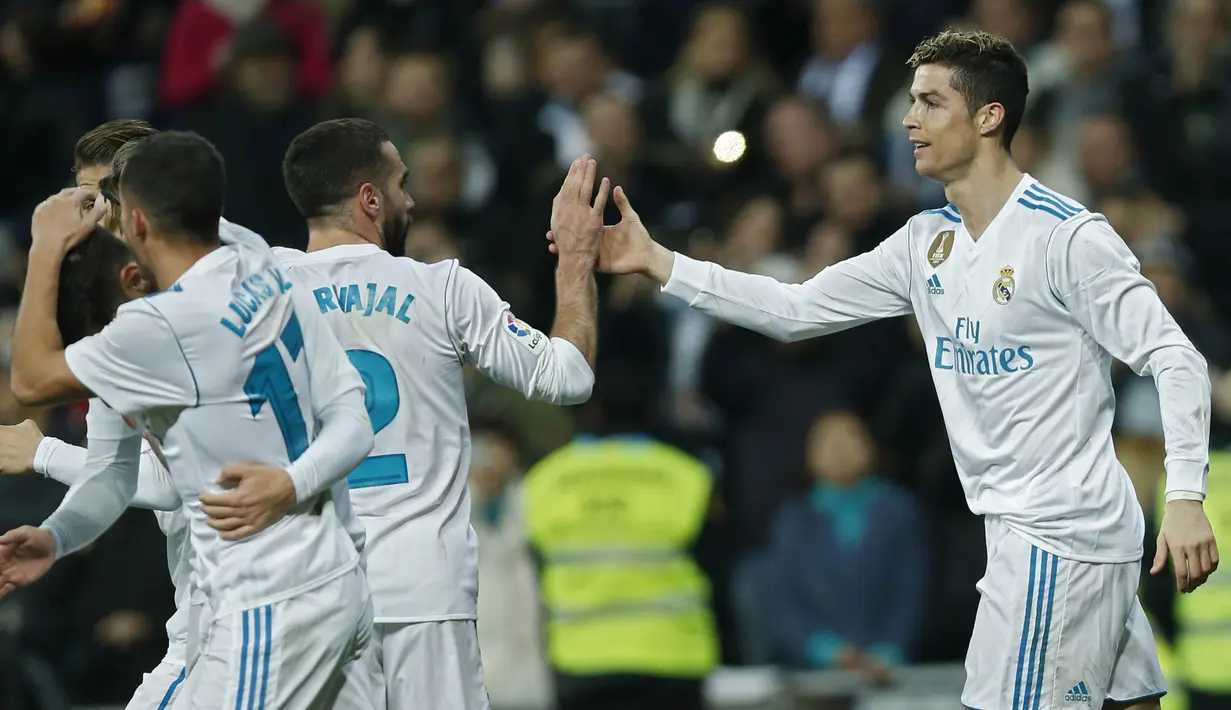 Para pemain Real Madrid merayakan gol yang dicetak Cristiano Ronaldo ke gawang Real Sociedad pada laga La Liga di Stadion Santiago Bernabeu, Sabtu (10/2/2018). Real Madrid menang 5-2 atas Real Sociedad. (AP/Francisco Seco)
