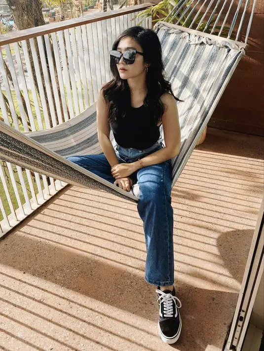 Febby Rastanty memadukan celana denim dengan atasan tanktop hitam dan Vans model old skul. (@febbyrastanty)