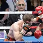 Petinju Filipina, Manny Pacquiao, menangkis pukulan petinju Australia, Jeff Horn pada perebutan sabuk juara kelas welter versi WBO di Stadion Suncorp, Brisbane, Minggu (2/7). Horn mengalahkan Pacquiao dalam pertarungan 12 ronde. (AP/Tertius Pickard)