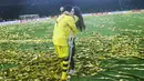 Bek Dortmund, Marc Bartra, memeluk kekasihnya, Melissa Jimenez, usai meraih gelar DFB Pokal setelah mengalahkan Frankfurt pada laga final di Stadion Olympic, Berlin, Sabtu (27/5/2017). Dortmund menang 2-1 atas Frankfurt. (EPA/Clemens Bilan)