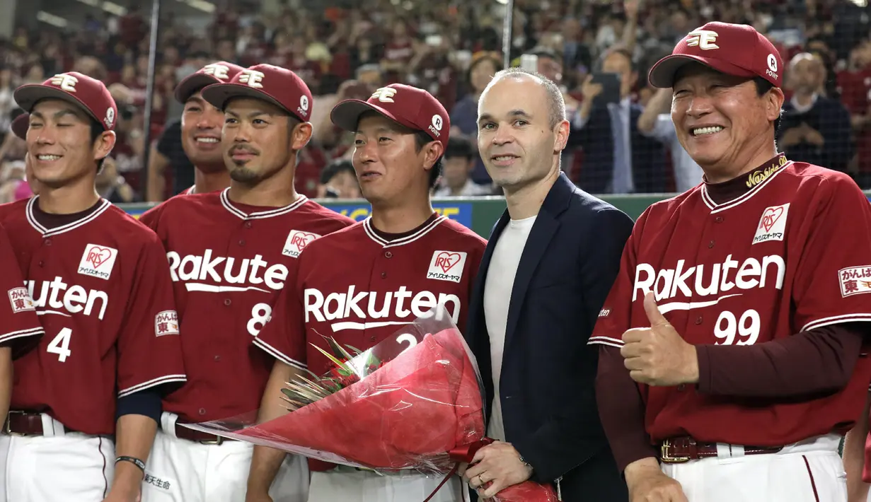 Andres Iniesta (2kanan) bersama tim baseball Tohoku Rakuten Golden Eagles saat perkenalan di Tokyo, (24/5/2018). Andres memilih bergabung dengan Vissel Kobe selama tiga musim. (AFP/Jiji Press)