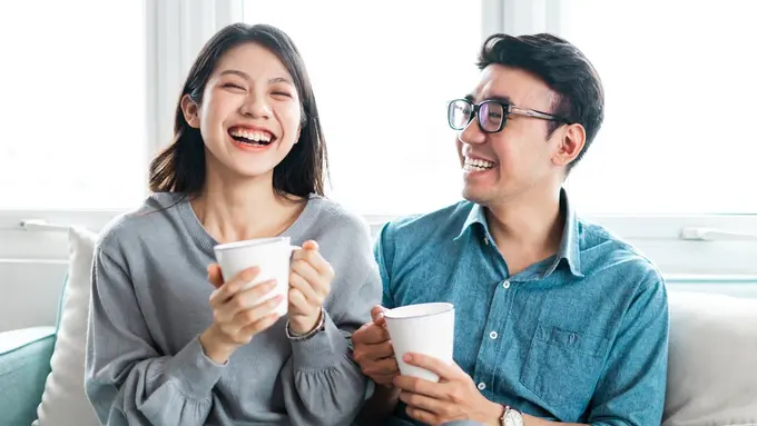 tertawa bahagia couple minum teh kopi