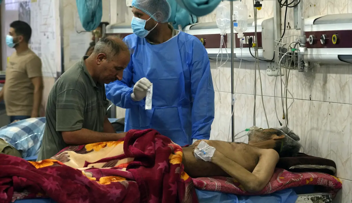 Warga dengan masalah pernapasan dirawat di rumah sakit saat badai pasir melanda Baghdad, Irak, Senin, 16 Mei 2022. Badai pasir yang melanda Irak mengirim sedikitnya 2.000 orang ke rumah sakit dengan masalah pernapasan dan menyebabkan penutupan bandara, sekolah dan umum kantor di seluruh negeri. (AP Photo/Hadi Mizban)