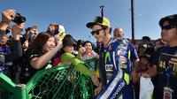 Pembalap yang telah menjuarai beragam perlombaan tingkat dunia ini tidak lupa diri meski dirinya semakin sukses. Valentino Rossi tak melupakan para penggemarnya yang selalu mendukung dirinya selama ini. (AFP/Bintang.com)