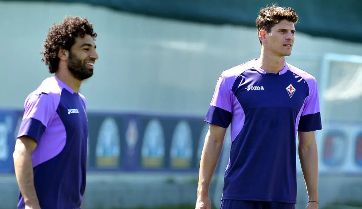 2 Pemain Fiorentina tengah melakukan latihan terakhir  jelang pertandingan melawan Dynamo Kiev pada leg ke-2 perempatfinal European League, Kamis (23/4/2015). (AFP)