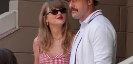 Musisi AS Taylor Swift (kiri) dan pemain NFL AS Travis Kelce (kanan) menghadiri pertandingan final putra antara Jannik Sinner dari Italia dan Taylor Fritz dari AS pada hari keempat belas turnamen tenis AS Terbuka di USTA Billie Jean King National Tennis Center di New York City, pada 8 September 2024.TIMOTHY A.&nbsp;(Dok: CLARY / AFP)