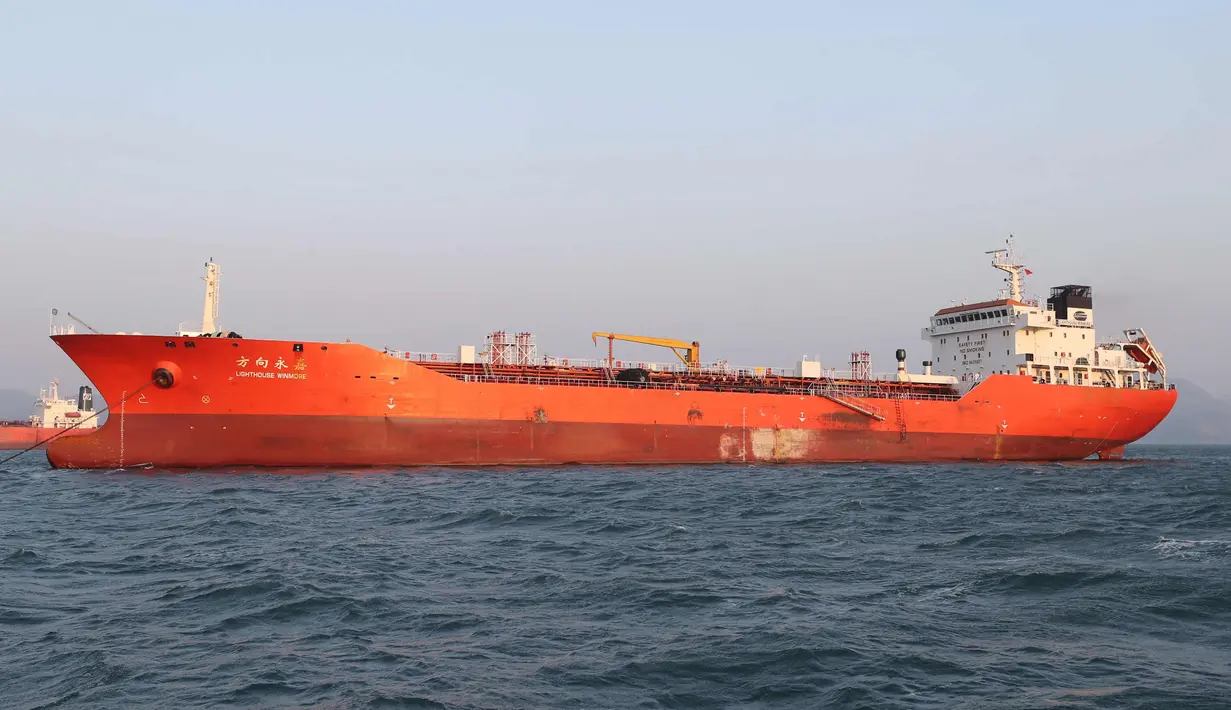 Kapal tanker bernama Lighthouse Winmore berbendera Hong Kong yang sebelumnya ditahan Pemerintah Korea Selatan di laut dari pelabuhan Yeosu pada 29 Desember 2017. (AP Photo/Yonhap)