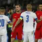 Timnas Inggris (merah) usai bertemu Slovakia di babak penyisihan Grup B Euro 2016 (Reuters)