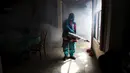 Petugas melakukan pengasapan atau fogging di San Salvador, Elsavador, Rabu (27/1). Pemerintah Brasil mengumumkan bahwa negaranya kini menyatakan perang terhadap nyamuk Aedes aegypti si penyebab tersebarnya Virus Zika (REUTERS /Jose Cabezas)