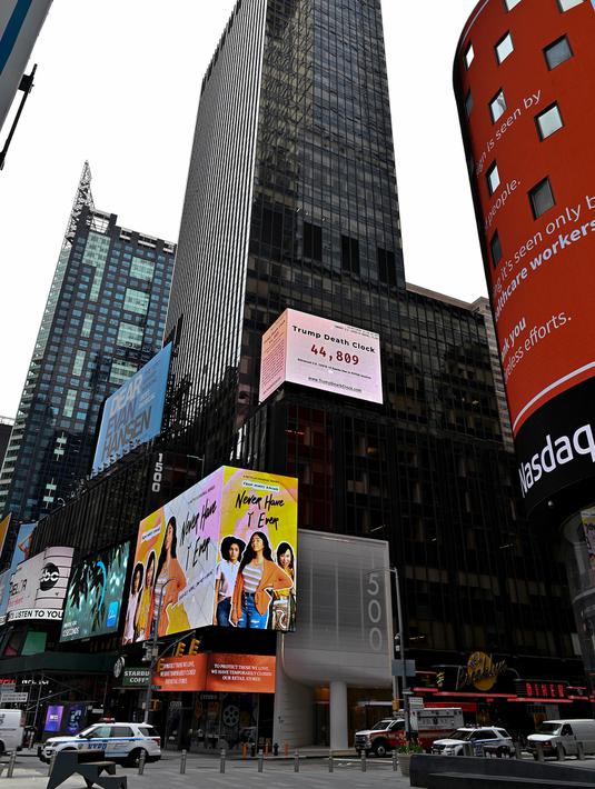 Papan berupa jam kematian yang disebut "Trump Death Clock" di Times Square, New York City pada 8 Mei 2020. Trump Death Clock yang menunjukkan jumlah kematian akibat Covid-19 ini menjadi pengingat bagi Donald Trump angka itu bisa dihindari jikabertindak lebih cepat. (Dia Dipasupil/Getty Images/AFP)