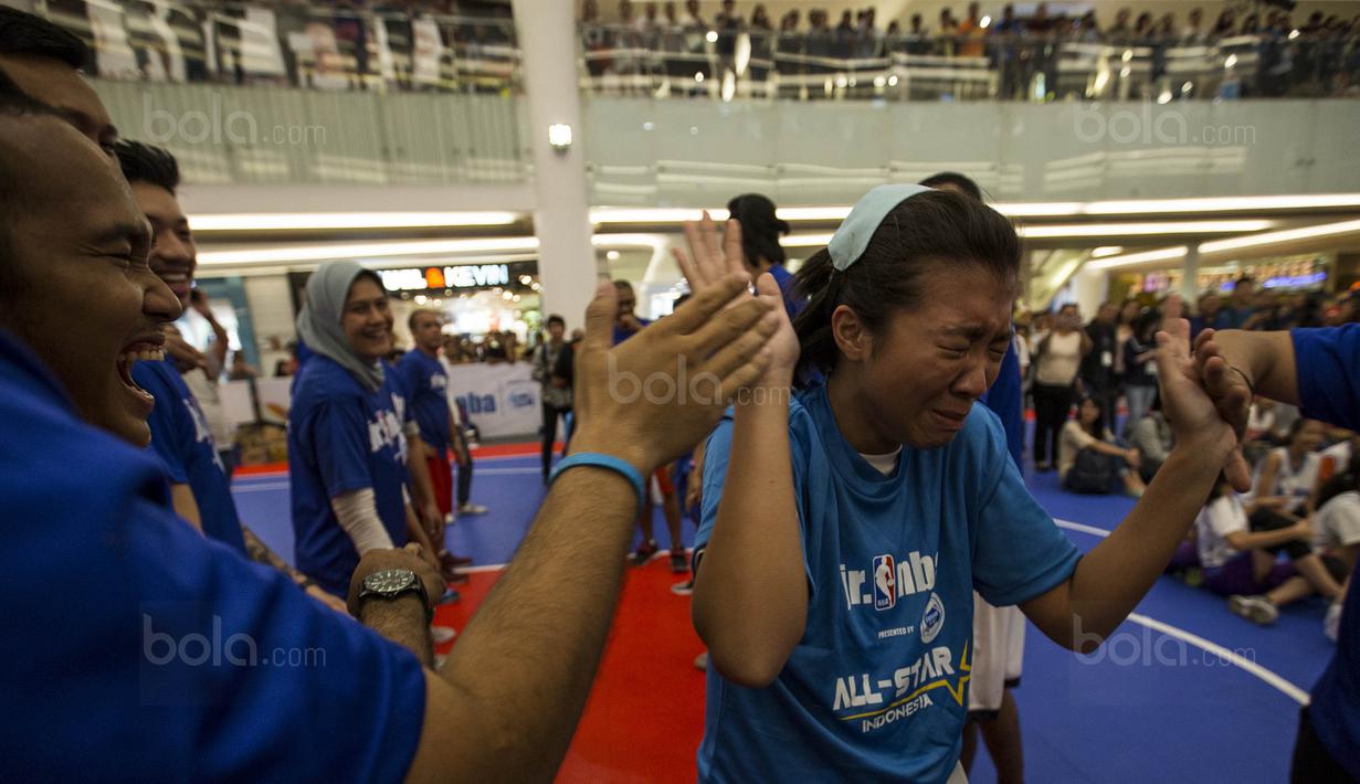 Seorang pebasket putri menangis saat lolos dari National Training Camp Junior NBA di Pluit Village, Jakarta, Minggu (10/9/2017). Sebanyak 16 pebasket terbaik akan diberangkatkan ke China untuk nonton langsung laga NBA. (Bola.com/Vitalis Yogi Trisna)