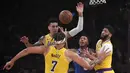 Pebasket New York Knicks, Elfrid Payton, dihadang pemain Los Angeles Lakers pada laga NBA di Staples Center, Rabu (8/1/2020). LA Lakers  menang 117-87 atas Knicks. (AP/Mark J. Terrill)