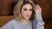Setelah sempat menghapus foto-foto kebersamaan antara ia dengan Samuel Rizal, akhirnya Nikin membenarkan bahwa jalinan cintanya telah usai. 