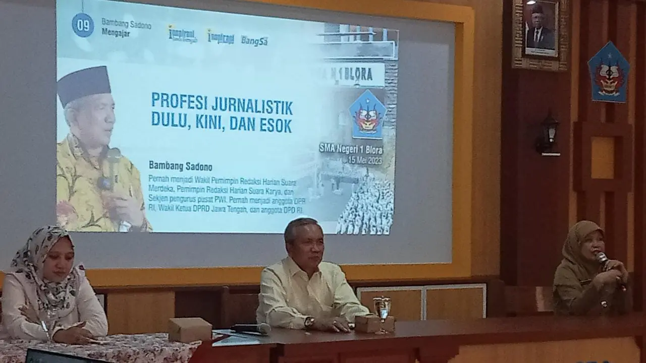 Mantan Sekjen Pengurus Pusat PWI Bambang Sadono (tengah).