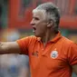 Pelatih Persija Jakarta, Ivan Kolev, memberikan instruksi kepada pemainnya saat melawan 757 Kepri Jaya pada laga Piala Indonesia di Stadion Patriot Bekasi, Jawa Barat, Rabu (23/1). Persija menang 8-2 atas Kepri. (Bola.com/Yoppy Renato)