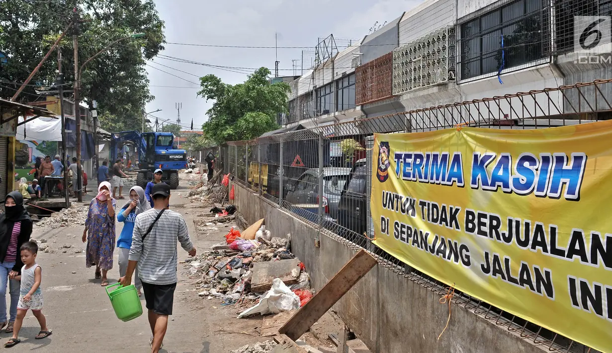 Petugas Satpol PP dan Dinas Sumber Daya Air membongkar lapak pedagang yang berada di Loksem JT 53 Pisangan Timur, Jakarta, Senin (22/10). (Merdeka.com/Iqbal S. Nugroho)