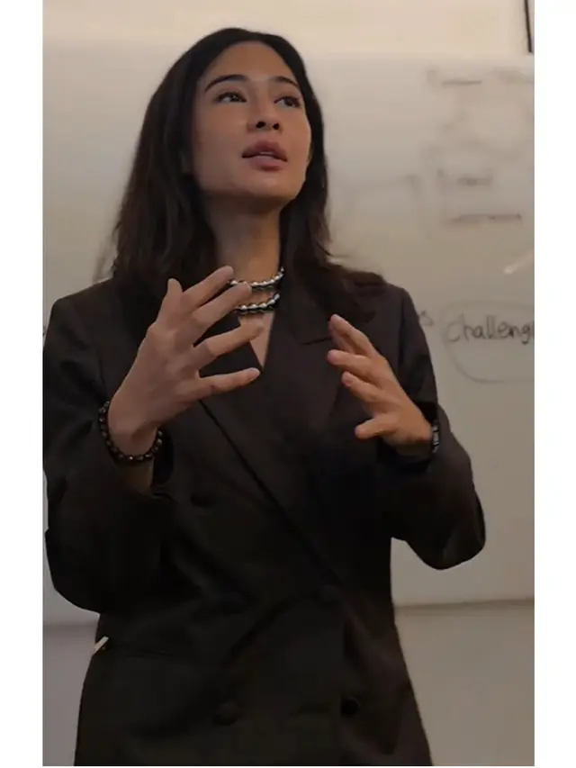 6 Inspirasi Outfit Baju Kantor Ala Dian Sastrowardoyo, Elegan dan Profesional