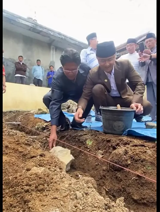 Jam 10.30 WIB, langsung menuju peletakan batu pertama pembangunan pondok pesantren. Momen Hengky meletakkan batu pertama pembangunan pesantren. [Instagram/hengkykurniawan]