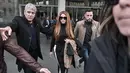 Penyanyi Kolombia Shakira (tengah) meninggalkan pengadilan di Barcelona pada 1 Desember 2022. Shakira menghadiri ratifikasi tuntutan perpisahan dengan mantan istrinya penyanyi Kolombia Shakira dan kesepakatan tentang hak asuh anak-anak mereka. (AFP/Josep Lago)