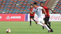 Pemain Timnas Indonesia U-22,&nbsp;Witan Sulaiman (kiri),&nbsp;mengontrol&nbsp;bola&nbsp;dibayangi pemain Timor Leste,&nbsp;Cristevao Moniz Fernandes pada pertandingan ketiga Grup A SEA Games 2023 yang berlangsung di Olympic Stadium, Phnom Penh, Kamboja, Minggu (7/5/2023). (Bola.com/Abdul Aziz)