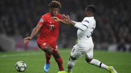 Striker Bayern Munchen, Kingsley Coman, berusaha melewati bek Tottenham, Danny Rose, pada laga Liga Champions di Stadion Tottenham, London, Selasa (1/10). Tottenham kalah 2-7 dari Munchen. (AFP/Daniel Leal-Olivas)