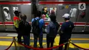 Namun, untuk perjalanan, para penyandang disabilitas pengguna layanan KRL Jabodetabek tetap dikenakan biaya sesuai rute yang dituju. (Liputan6.com/Herman Zakharia)