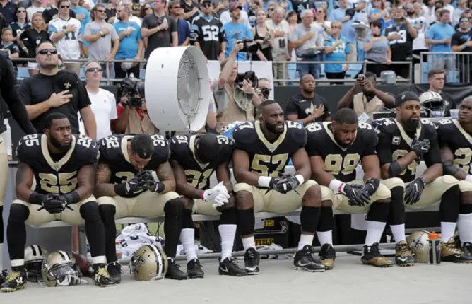 Sebagai bentuk kecaman atas merebaknya sentimen rasisme di AS, sejumlah pemain NFL melakukan aksi protes dengan menolak memberikan penghormatan dan memilih berlutut, duduk, atau berangkulan saat lagu kebangsaan AS diputar jelang pertandingan. (AP)