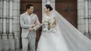 Jonatan Christie dan Shanju resmi menikah dengan mengenakan busana internasional saat pemberkatan di Gereja Katedral. [@jonatanchristieofficial]