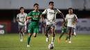 Pemain Persib Bandung, Ricky Kambuaya menggiring bola saat laga pekan kelima BRI Liga 1 2022/2023 antara PSS Sleman melawan Persia Bandung di Stadion Maguwoharjo, Sleman, Jumat (19/08/2022). (Bola.com/Bagaskara Lazuardi)