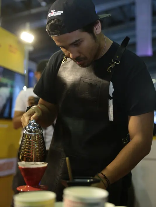 Chicco yang masih belum memiliki seorang istri, apalagi merasakan bagaimana perasaannya saat istri akan melahirkan, ia banyak bertanya dengan teman-temannya. Kesulitan tentu saja dirasakan oleh lelaki 32 tahun itu. (Adrian Putra/Bintang.com)