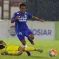 Penyerang Persib, Febri Hariyadi (tengah) melompat menghindari hadangan pemain Mitra Kukar FC saat laga 8 besar Piala Presiden 2017 di Stadion Manahan Solo, Sabtu (25/2). Persib unggul 3-2. (Liputan6.com/Helmi Fithriansyah)