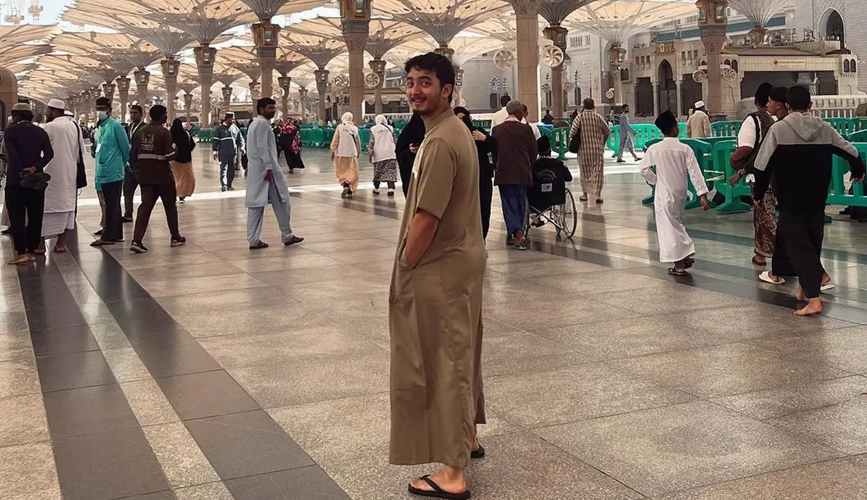 Rupanya, penampilan Bryan Domani saat memakai baju koko ini banjir pujian netizen. Terlebih, momen saat dirinya melangsungkan umroh langsung jadi sorotan. (Liputan6.com/IG/@bryandomani_bd_)