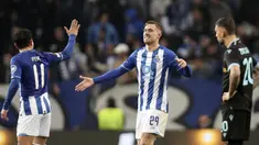 Pemain Porto Toni Martinez (tengah) merayakan dengan rekan setimnya Pepe dilihat pemain Lazio Mattia Zaccagni setelah mencetak gol ke gawang Lazio pada pertandingan Liga Europa di Stadion Dragao, Porto, Portugal, 17 Februari 2022. Porto menang 2-1. (AP Photo/Luis Vieira)