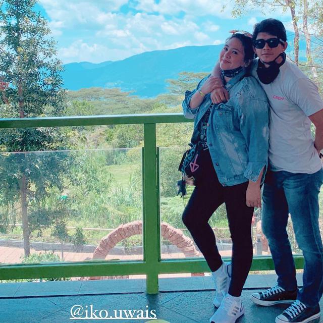 Main Ke Air Tenjun Ini 7 Momen Liburan Audy Item dan Iko Uwais