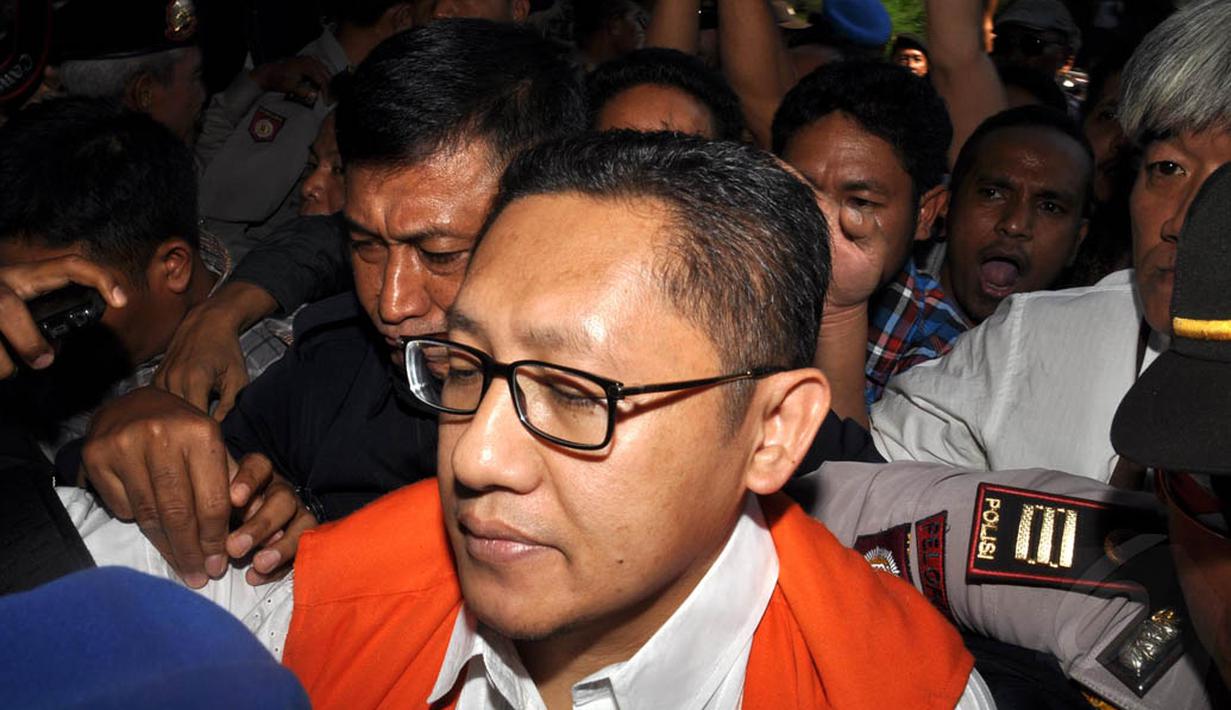 Puluhan pendukung langsung menyambut kehadiran Mantan Ketua Umum Partai Demokrat, Anas Urbaningrum di Pengadilan Tipikor, Jakarta, (24/9/14). (Liputan6.com/Miftahul Hayat)