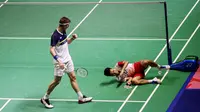 Pebulu tangkis tunggal putra Indonesia, Anthony Sinisuka Ginting terjatuh saat bertanding melawan wakil Denmark, Viktor Axelsen pada babak perempat final Indonesia Open 2022 di Istora Senayan, Jakarta, Jumat (17/06/2022). Ginting kalah lewat rubber-game, 13-21, 21-19, dan 9-21. (Bola.com/Bagaskara Lazuardi)