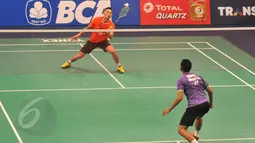 Pebulutangkis tunggal putra Tiongkok, Lin Dan mengembalikan bola ke pebulutangkis Tommy Sugiarto di Turnamen Bulutangkis BCA Indonesia Open Superseries Premier 2015 di Jakarta, Rabu (3/6/2015). Tommy menang 19-21 21-8 21-16. (Liputan6.com/Herman Zakharia)