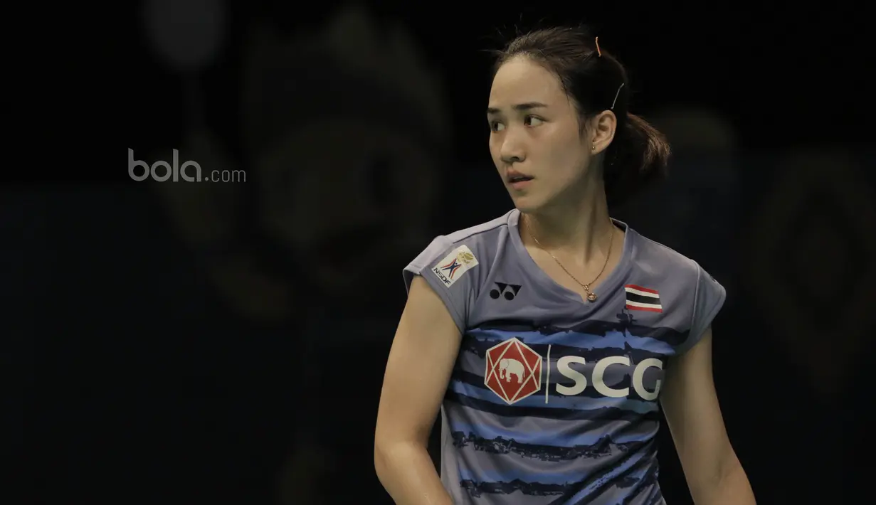 Tunggal putri Thailand, Nitchaon Jindapol, saat melawan tunggal putri Jepang, Sayaka Sato. Pada laga tersebut Jindapol sempat tak mampu bangkit setelah mengalami cedera di gim ketiga. (Bola.com/M Iqbal Ichsan)