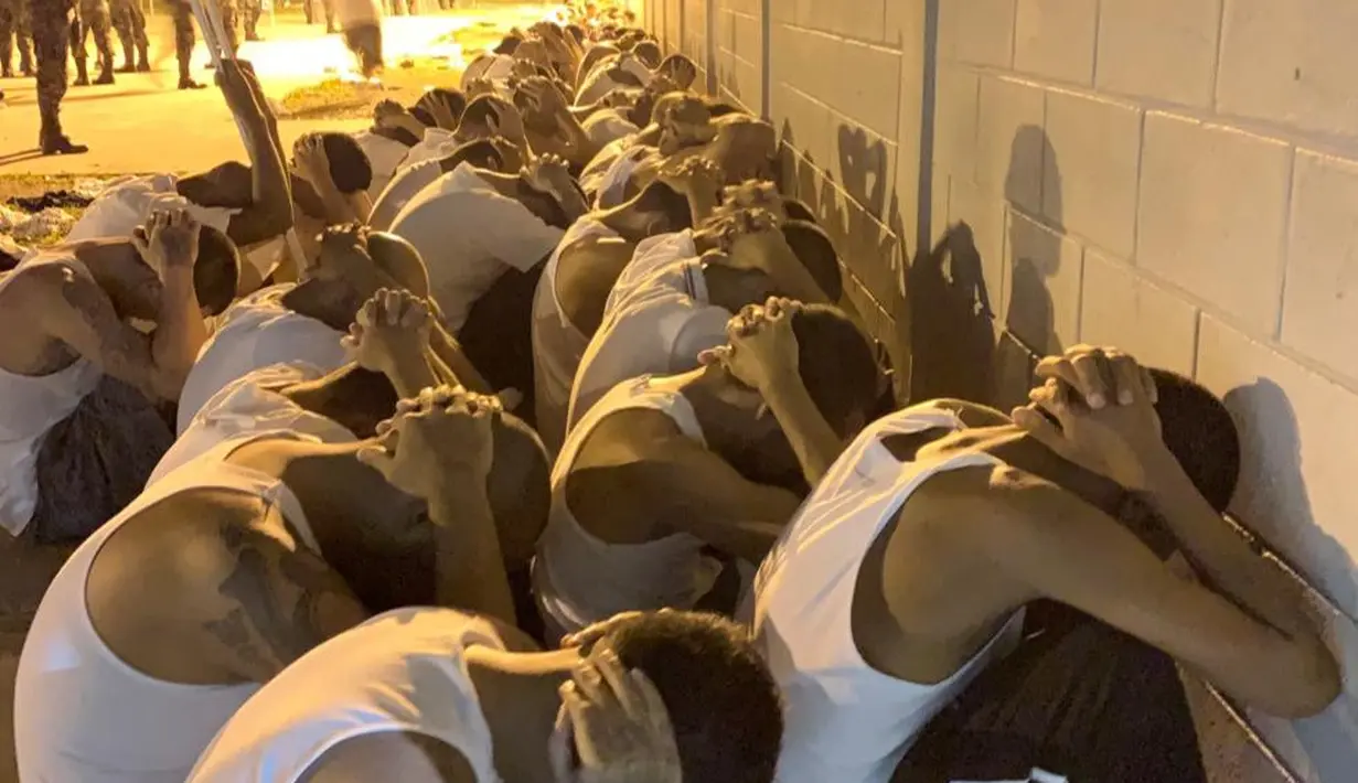 Pemindahan para anggota geng ini dalam pengerahan besar-besaran yang dilakukan oleh pihak berwenang dalam operasi yang bertujuan mengamankan penjara, lapor Polisi Militer Publik Pesan (PMOP). (HANDOUT/HONDURAS MILITARIZED POLICE/AFP)