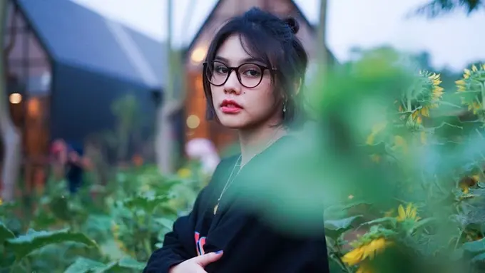 FOTO: Gaya Vanesha Prescilla Saat Pakai Kacamata, Makin Memukau