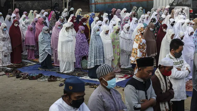 FOTO: Salat Idul Adha Saat PPKM Darurat di Jakarta
