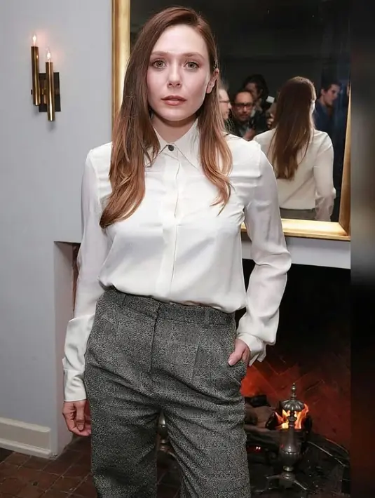 <p>Kemeja putih dan celana tartan berwarna abu - abu adalah outfit yang tepat untuk kamu meeting. (instagram/elizabetholsenofficial)</p>