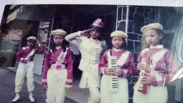 6 Foto Jadul Dewi Perssik di Usia SD, Anak yang Aktif dan Berprestasi